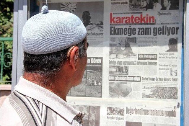 (özel Haber) 28 Yıldır Gazeteleri Panolardan Okuyorlar