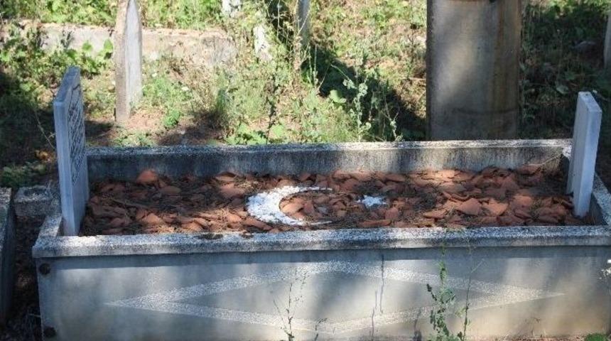 Dedesinin Mezarının &Uuml;st&uuml;ne Ay Yıldız Yaptı