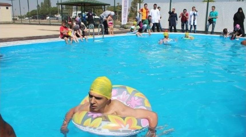 &Ccedil;ocuklara Havuzda Y&uuml;zme Terapisi