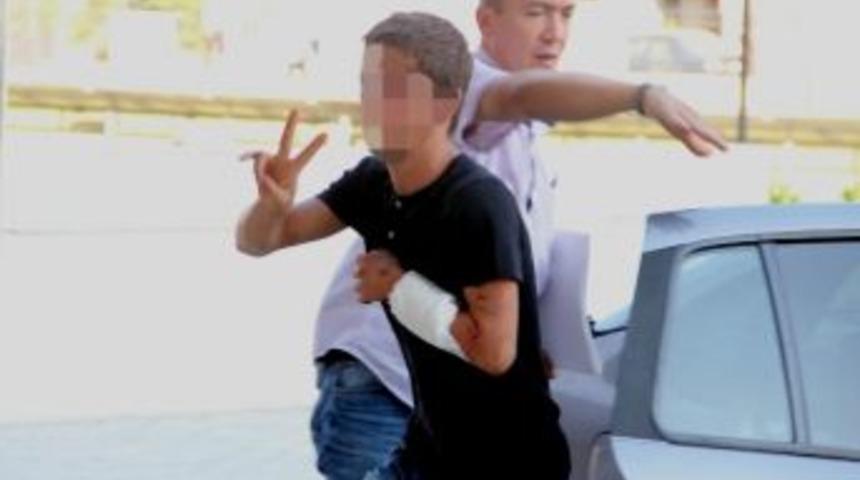 Bıçaklama Olayı Şüphelisinden Zafer İşareti