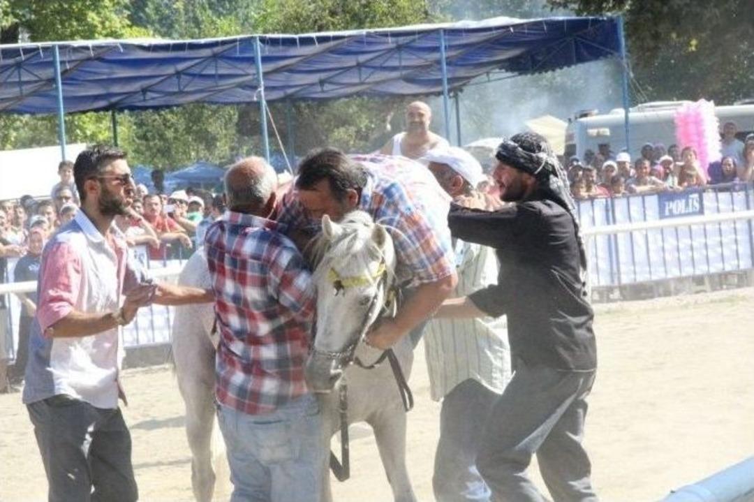 İsmail T&uuml;r&uuml;t, Attan D&uuml;şmekten Son Anda Kurtuldu