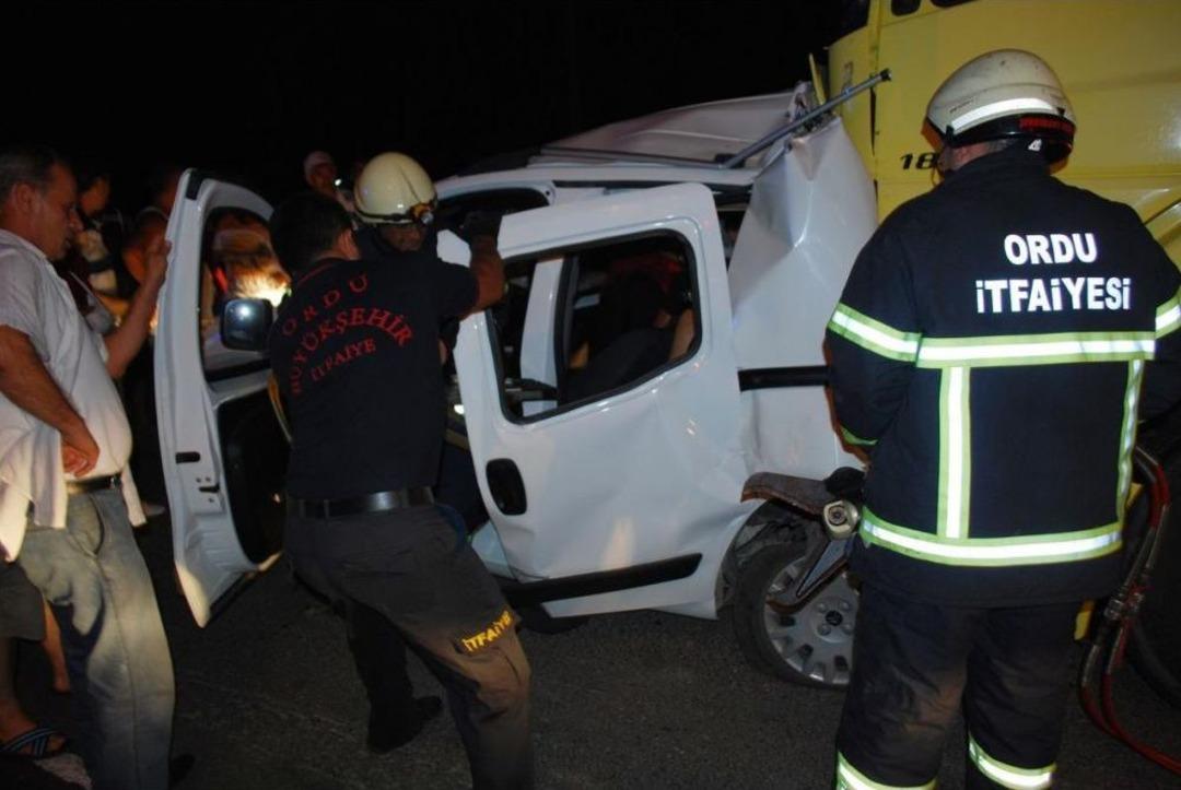 Tır Kamyonete &Ccedil;arptı: 1 &Ouml;l&uuml;, 3 Yaralı