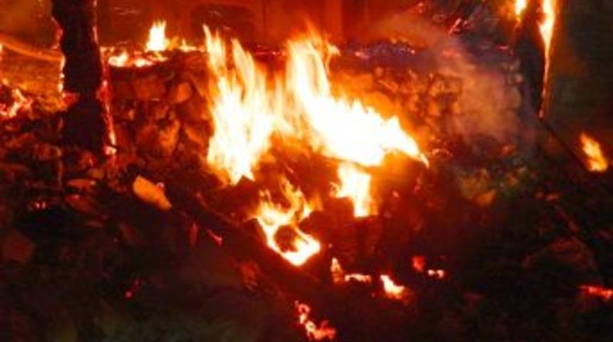 Osmancık'ta  Yangın: 3 Ev, 3 Ahır, 1 Samanlık Yandı