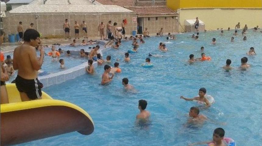 Sıcaktan Bunalanlar A&ccedil;ık Havuza Koşuyor