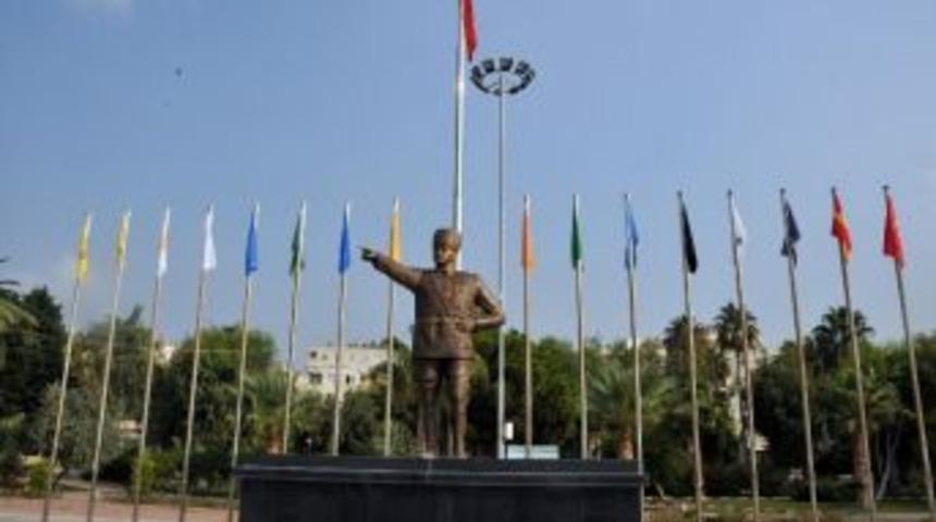 Erdemli&rsquo;nin En B&uuml;y&uuml;k Atat&uuml;rk Heykeli Dikildi