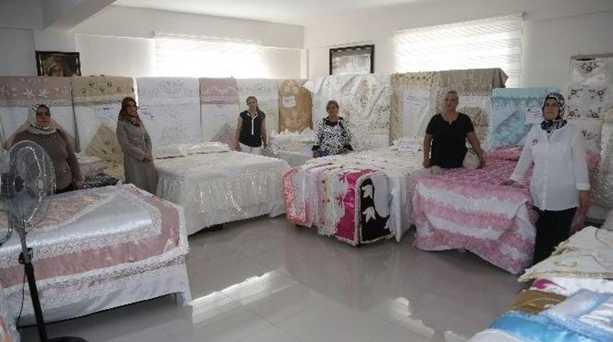 Kursiyerler El Emeği G&ouml;z Nuru &Uuml;r&uuml;nlerini Sergiledi