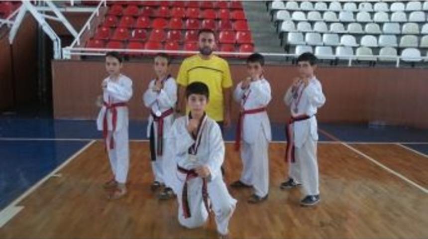 Şahinbey Belediye Sporlu Tekvandoculara 5 Madalya Birden