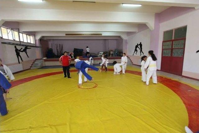 Yaz Spor Okulları Judo Kursu Devam Ediyor