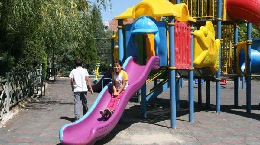 Parklar Tartan Zemin İ&ccedil;in Hazırlanıyor