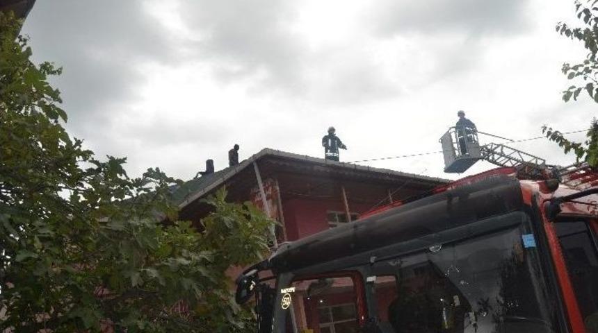 &Ccedil;atıda &Ccedil;ıkan Yangın Korkuttu