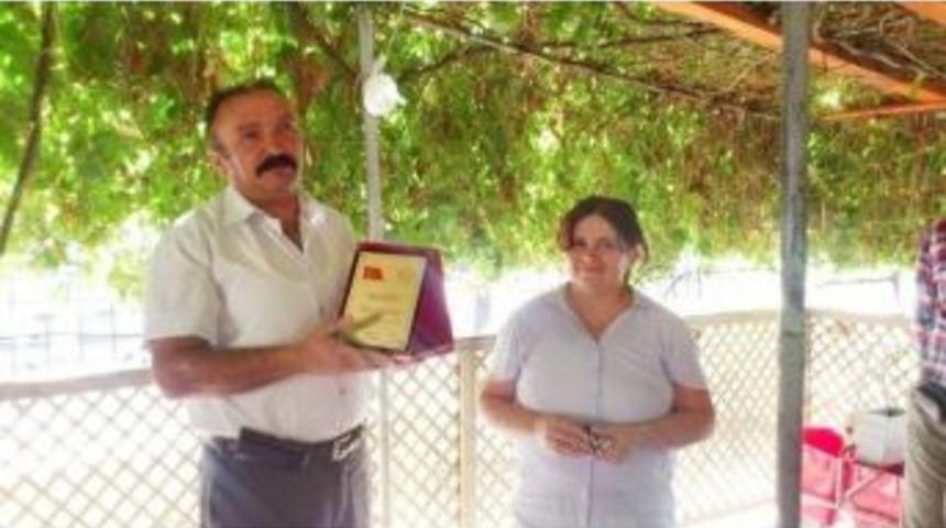 Burhaniye&rsquo;de Emekli Olan Bayana Plaket