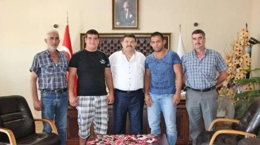 Şampiyon G&uuml;reş&ccedil;iden Başkan Devecioğlu&rsquo;na Ziyaret