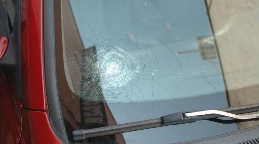 Serseri Kurşun Otomobilin Camını Par&ccedil;aladı