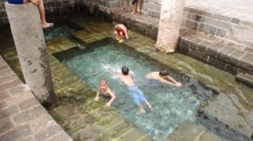 Sıcaktan Bunalan &Ccedil;ocuklar S&uuml;s Havuzlarına Koştu