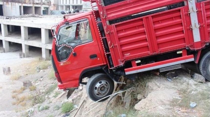 Park Halindeki Kamyonet İnşaat D&uuml;şt&uuml;