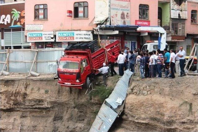 Park Halindeki Kamyonet İnşaat Düştü