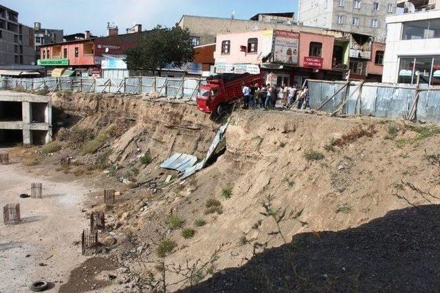 Park Halindeki Kamyonet İnşaat Düştü