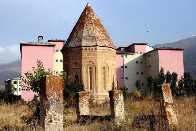 Tarihi Yapının Siluetini Bozan Yurt