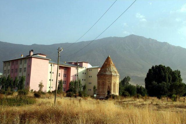 Tarihi Yapının Siluetini Bozan Yurt