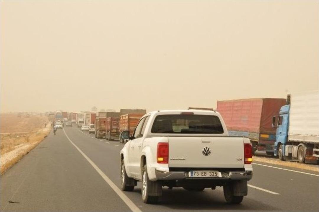 Yolu Kapatan Grup, Ara&ccedil;ları Taşladı
