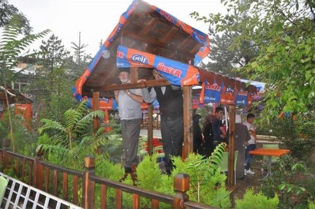 20 Dakika Etkili Olan Sağanak Yağış Hayatı Fel&ccedil; Etti