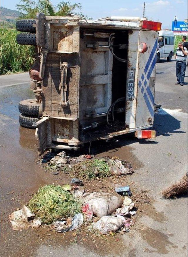 Salihli’de Çöp Kamyonu Devrildi: 1 Yaralı