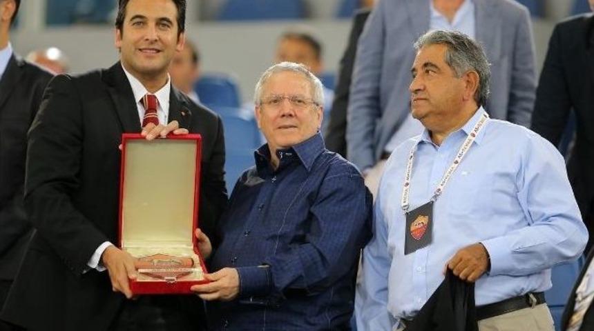 Roma Kul&uuml;b&uuml;&rsquo;nden Aziz Yıldırım&rsquo;a Plaket