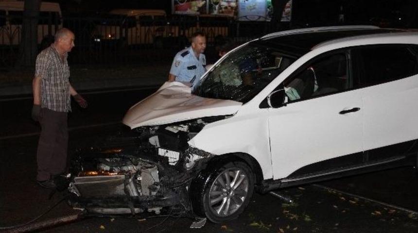 Otomobil Ağaca &Ccedil;arptı: 1 Yaralı