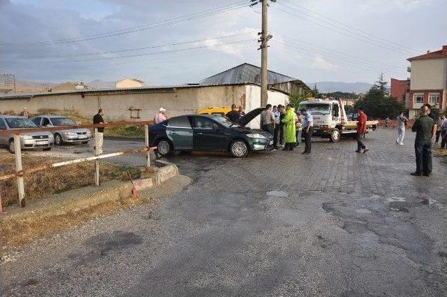 Sandıklı’da Otomobil İle Motosiklet Çarpıştı: 2 Yaralı