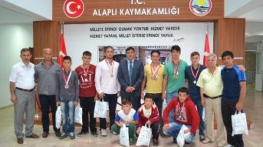 Başarılı G&uuml;reş&ccedil;iler&rsquo;den Kaymakama Ziyaret