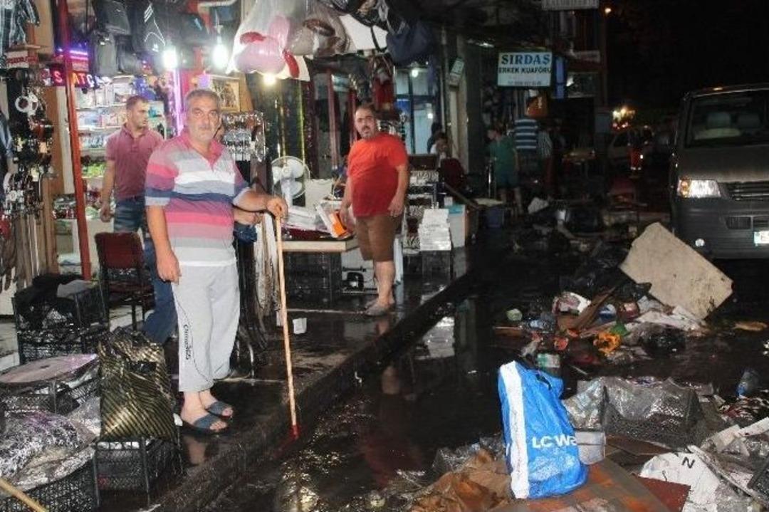 Sağnak Yağış Nedeniyle İş Yerlerine Su Bastı.