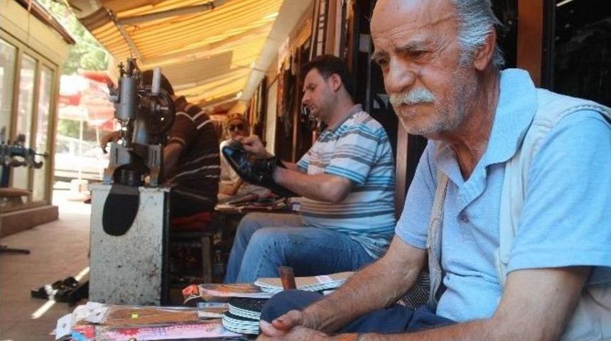 Torunları İle Beraber Ayakkabı Boyacılığı Yapıyor