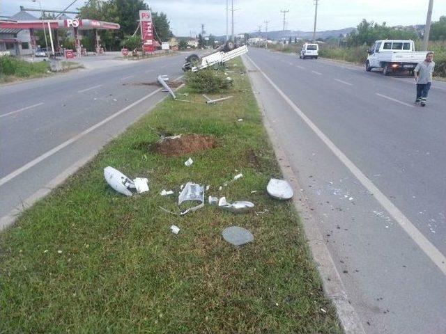 Direğe Çarpan Araç Takla Atarak Durabildi