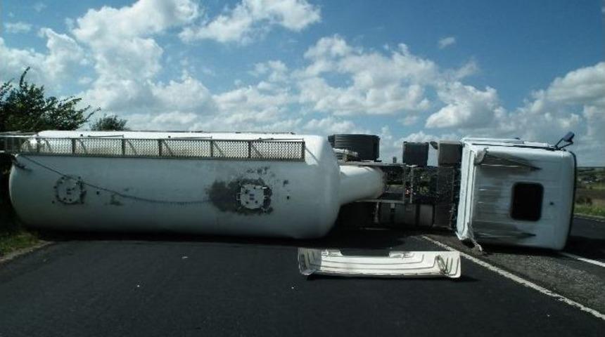 Tekirdağ’da Yolun Ortasına Tır Devrildi