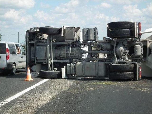 Tekirdağ’da Yolun Ortasına Tır Devrildi