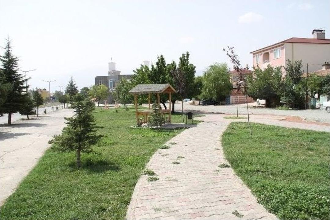 Parklardaki Mobilyalar Tahrip Edildi