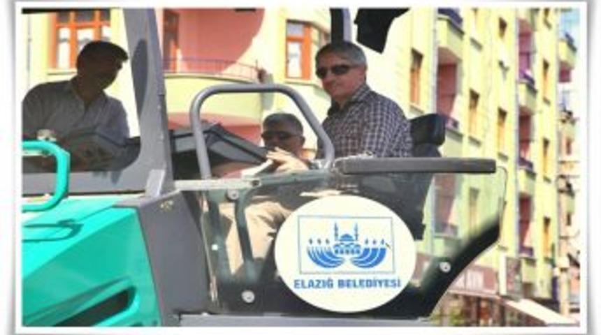 Başkan Yanılmaz 50 Derece Sıcaklıkta Asfalt Serimine Katıldı