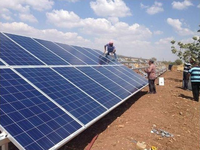 Güneş Panelinden Elektrik Enerjisi Üretiliyor