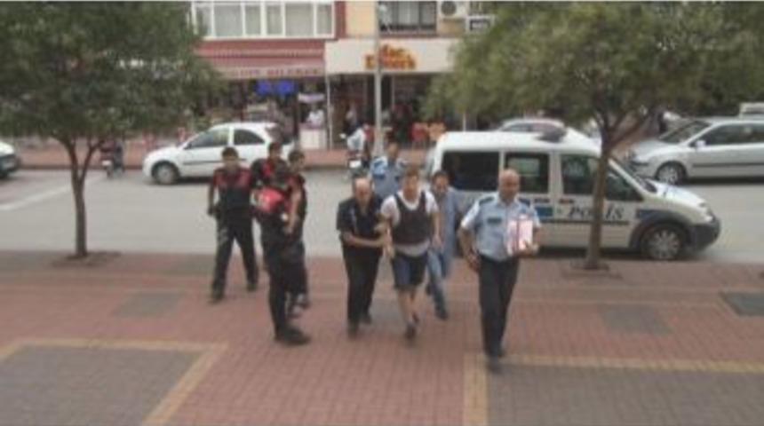 Kavgayı Ayırmaya &Ccedil;alışırken Ağır Yaralandı