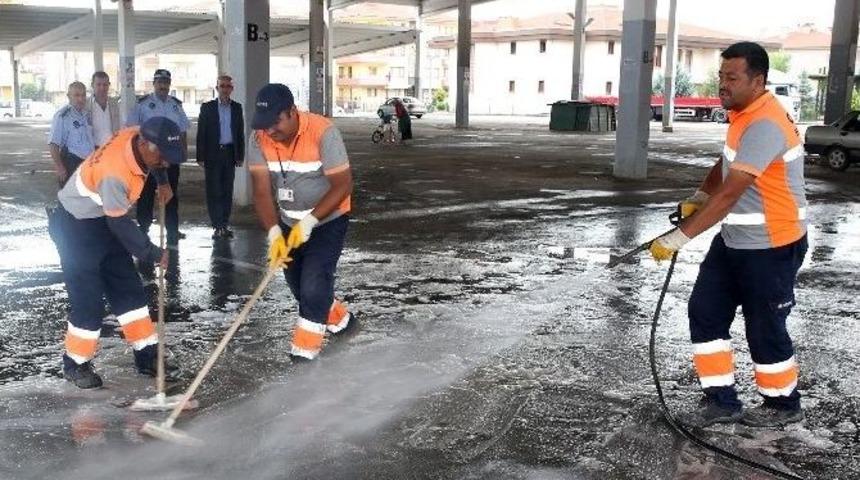 G&ouml;lbaşı Belediyesinden Pazar Yerlerine K&ouml;p&uuml;kl&uuml; Temizlik
