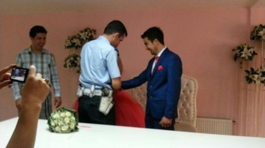 Gelin Ve Damada Polisten Kelep&ccedil;e