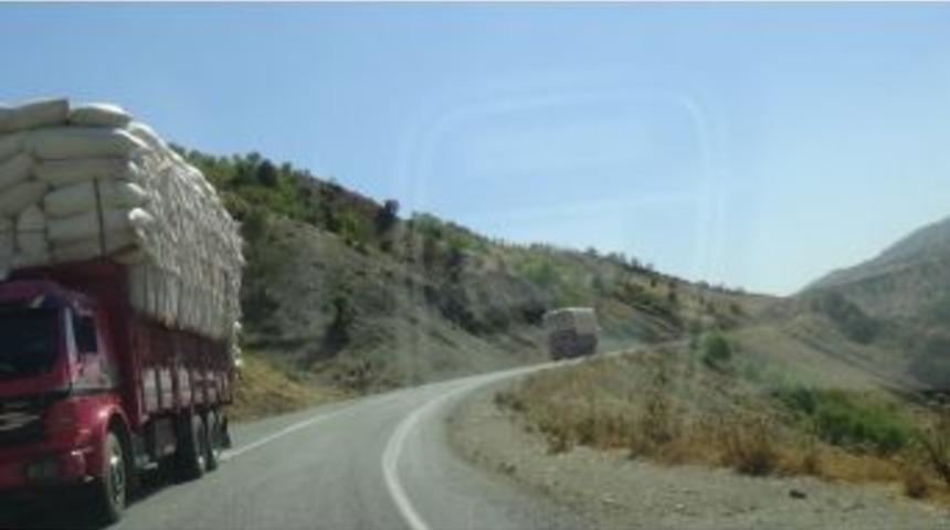 Saman Y&uuml;kl&uuml; Kamyonlar Kazalara Davetiye &Ccedil;ıkarıyor