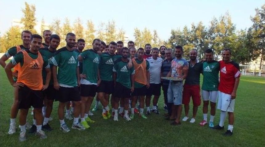 Aydınsporlu Futbolcudan Aydınspor 1923&rsquo;e Baklava Ziyafeti