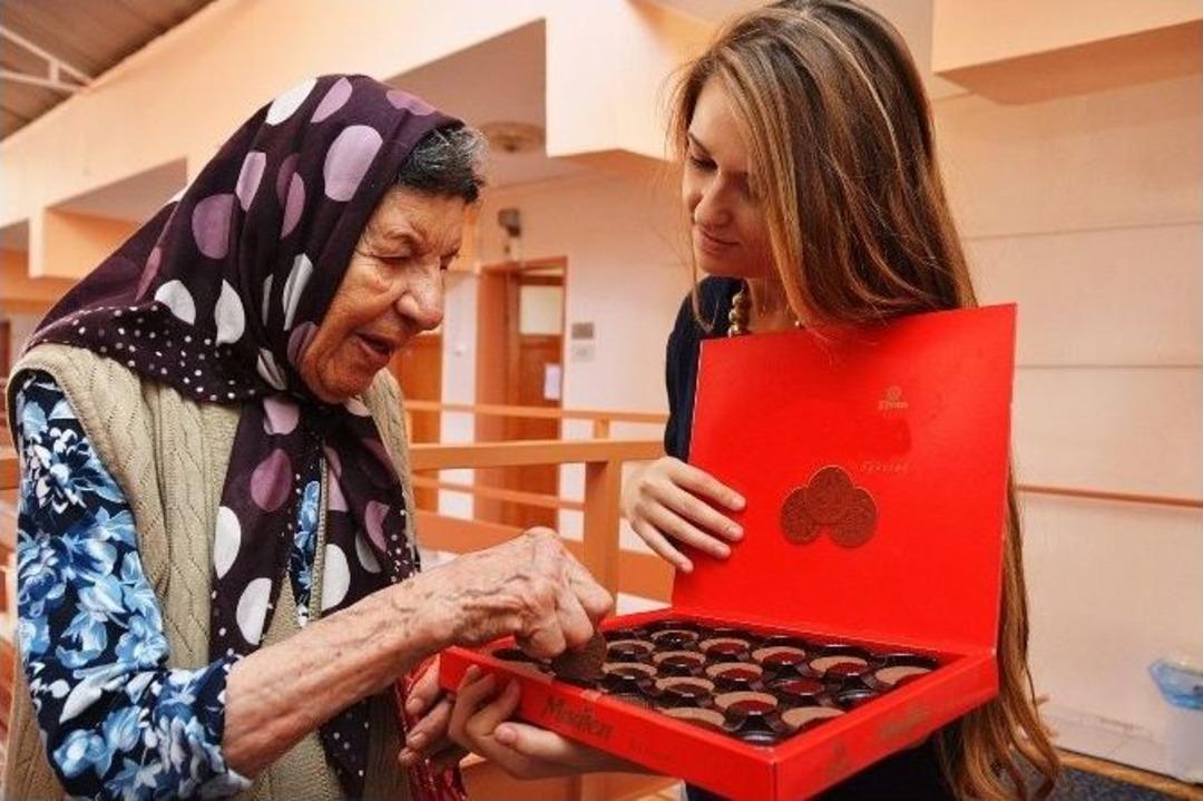 Yunusemre Beyaz Masa Personeli Huzurevini Ziyaret Etti