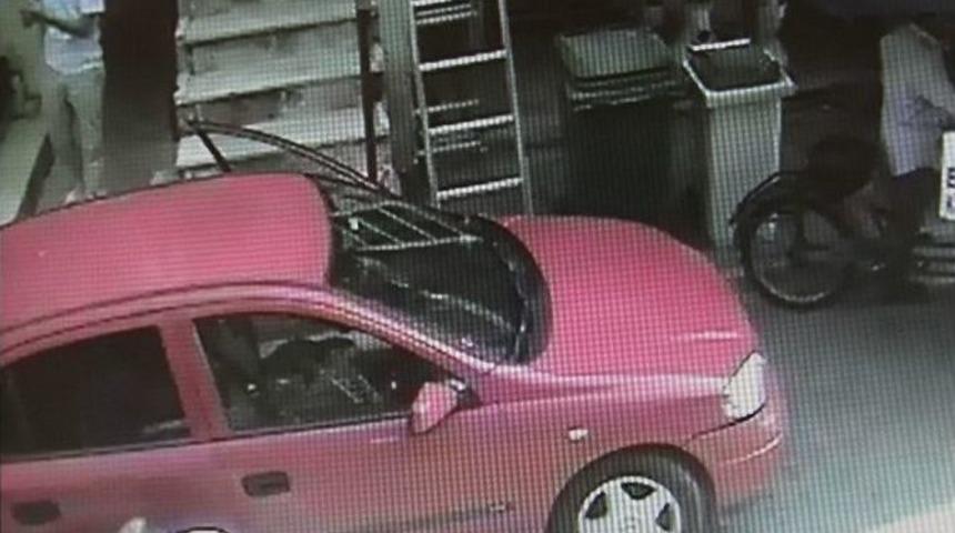 S&uuml;r&uuml;c&uuml;y&uuml; Oyalayıp Otomobildeki Paraları &Ccedil;aldılar