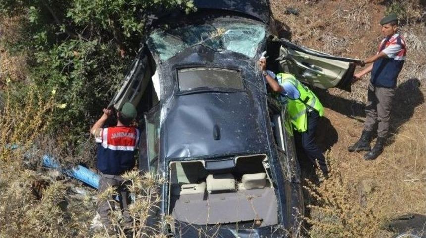 Ara&ccedil; Şarampole U&ccedil;tu: 1 &Ouml;l&uuml;, 1 Ağır Yaralı