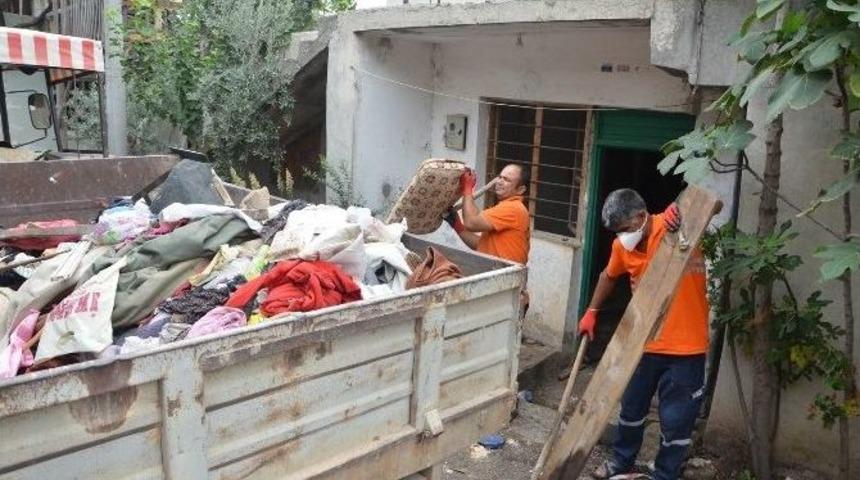 Kedileri İle Yaşayan Adamın &Ccedil;&ouml;p Evini Belediye Temizledi