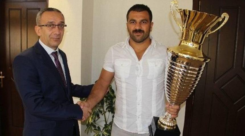 Kırkpınar Başpehlivanı Fatih Atlı, Emniyet M&uuml;d&uuml;r&uuml; Yuvuz&rsquo;u Ziyaret Etti