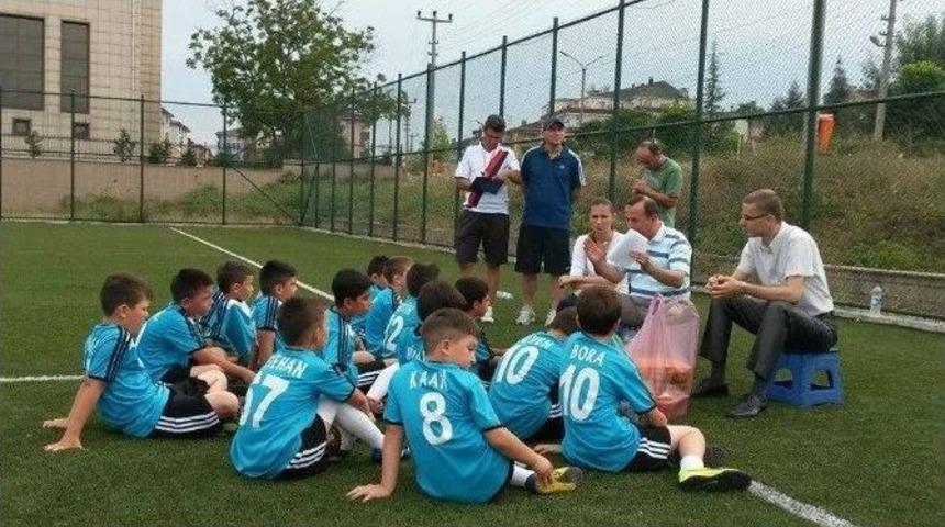 Velik&ouml;yspor&rsquo;lu Futbolculara Beslenme Eğitimi