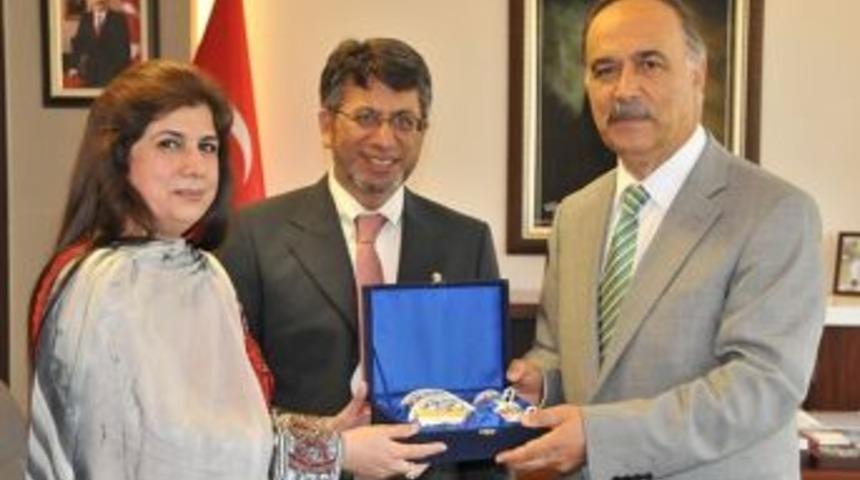 Pakistan Tıp Heyetinden İn&ouml;n&uuml; &Uuml;niversitesi&rsquo;ne İşbirilği Ziyareti